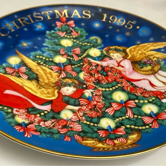 1995 Avon Christmas Plate Trimming the Tree Peggy Toole Gold Trim Collectible - Picture 9 of 15